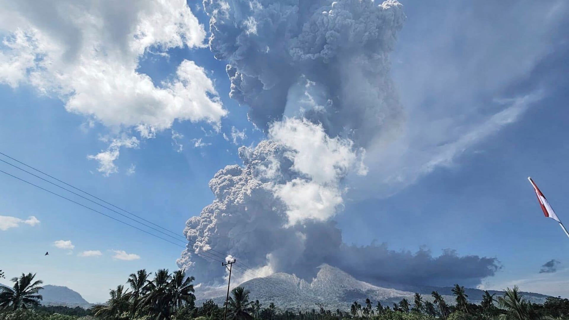 Der Vulkan Lewotobi Laki-Laki auf der indonesischen Insel Flores: Flugverbindungen nach Bali wurden gestrichen.