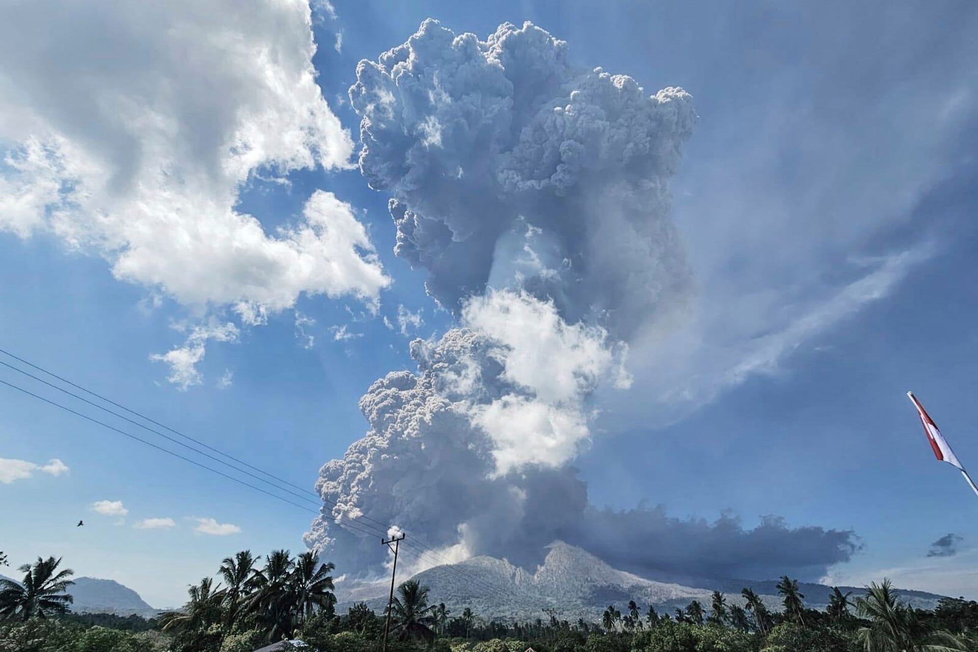 Der Vulkan Lewotobi Laki-Laki auf der indonesischen Insel Flores: Flugverbindungen nach Bali wurden gestrichen.