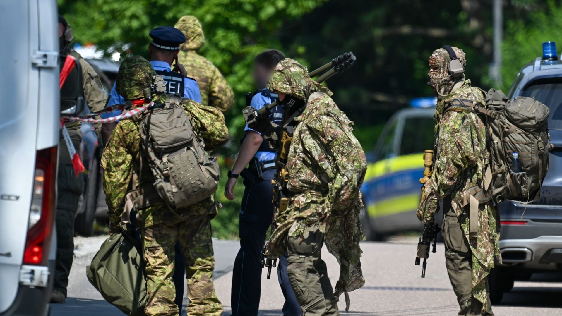 Schwer bewaffnete Polizeibeamte im Einsatz: Seit dem frühen Vormittag gebe es eine "statische Einsatzlage" an einem Wohnhaus.