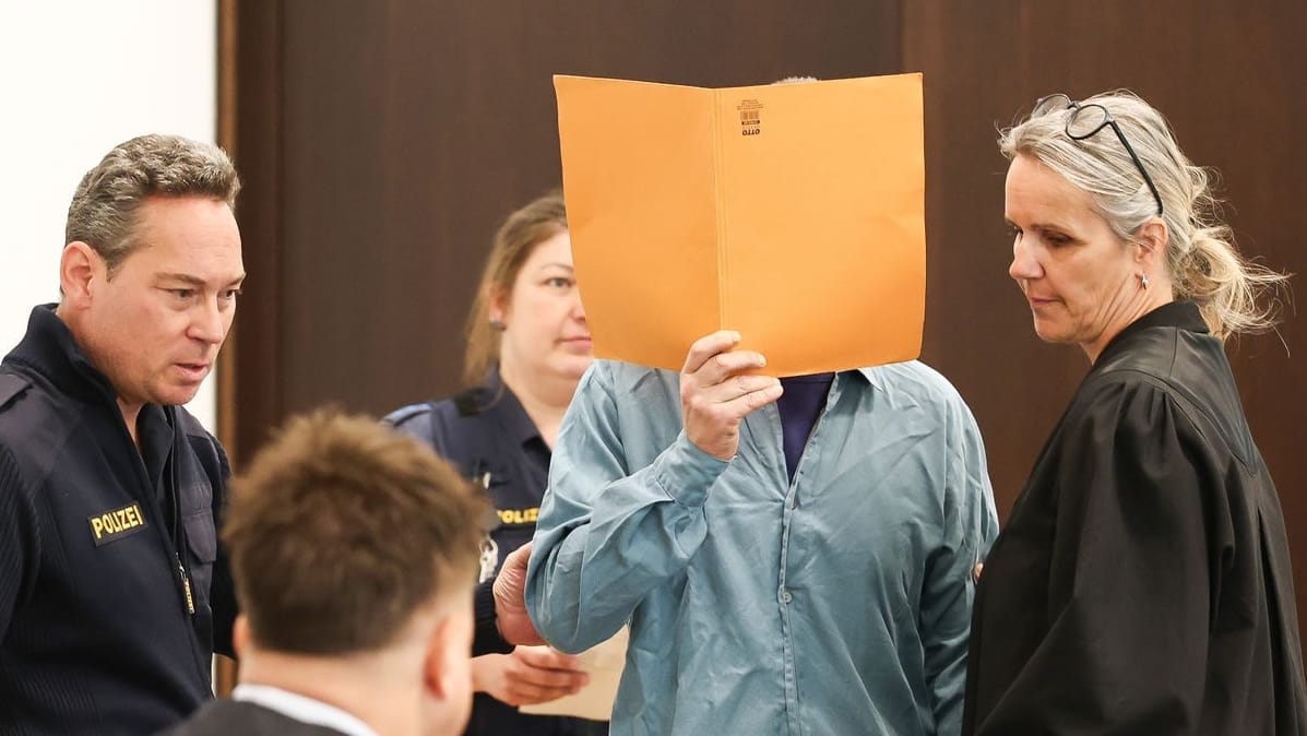Der Angeklagte versteckte sein bei Prozessbeginn vor den Kameras mit einem Aktenordner (Archivfoto): Er muss nun lebenslang hinter Gitter.