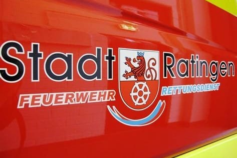 Stadt Ratinigen steht auf einem Feuerwehrfahrzeug: Die Einsatzkräfte mussten mehr als 65 Kinder aus dem Reisebus retten.