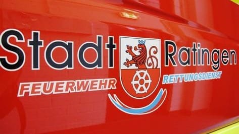 Stadt Ratinigen steht auf einem Feuerwehrfahrzeug: Die Einsatzkräfte mussten mehr als 65 Kinder aus dem Reisebus retten.