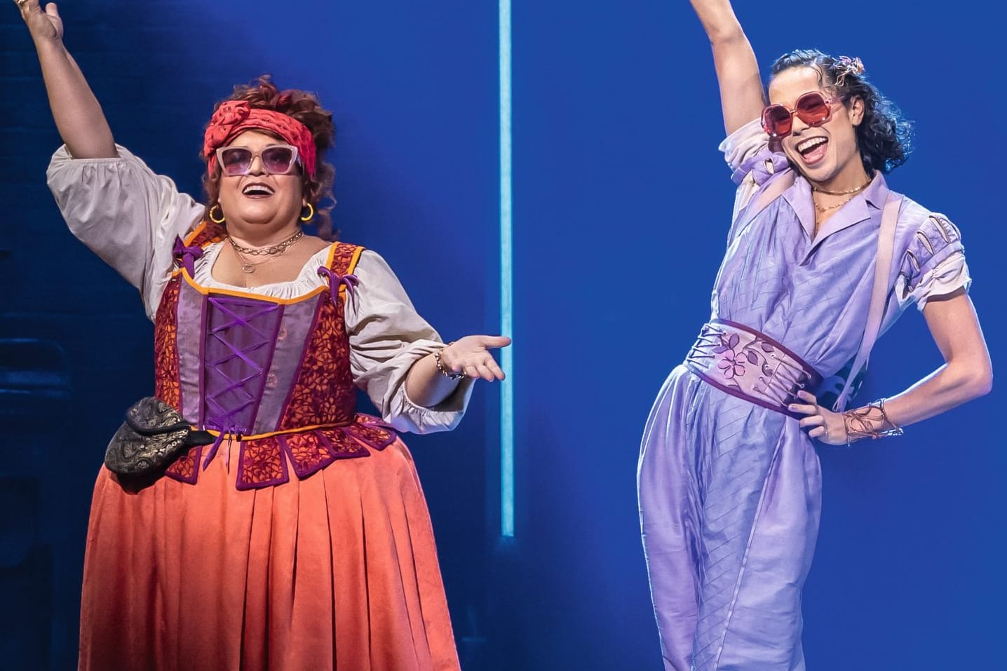 Bram Tahamata (2.v.l.) als "May" in "& Julia": Das erfolgreiche Musical setzt bewusst auf eine queere Hauptrolle, die sich als non-binär identifiziert.