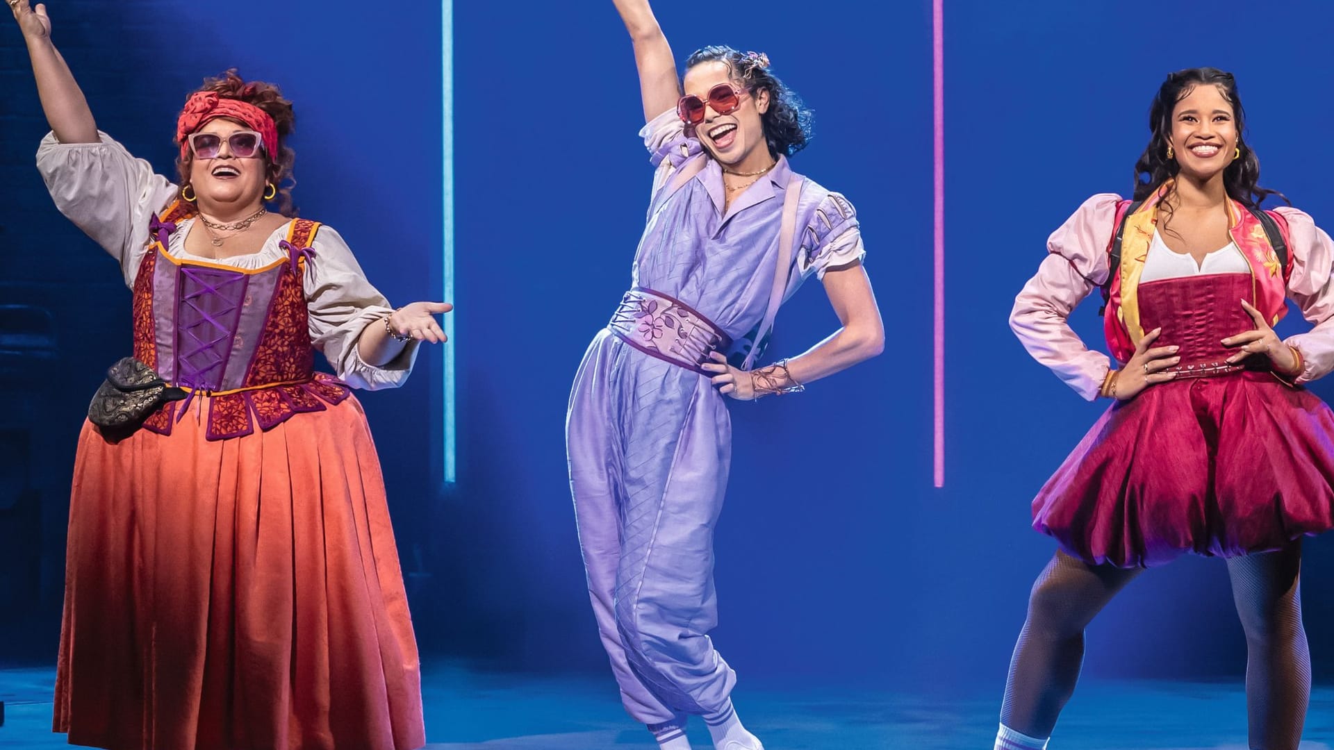Bram Tahamata (2.v.l.) als "May" in "& Julia": Das erfolgreiche Musical setzt bewusst auf eine queere Hauptrolle, die sich als non-binär identifiziert.