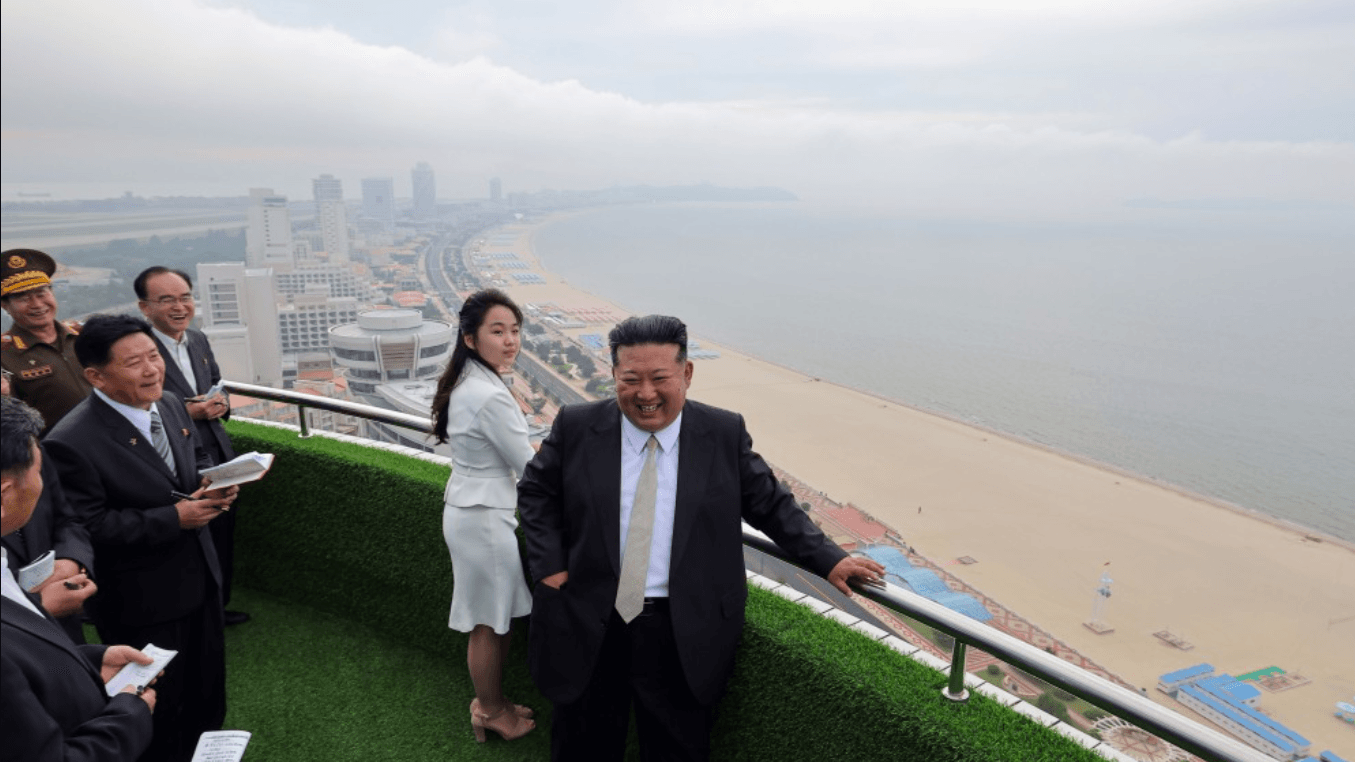 Kim Jong Un und seine Tochter bei der Eröffnung des monumentales Vorzeigeprojekts "Wonsan-Kalma" an Nordkoreas Ostküste.