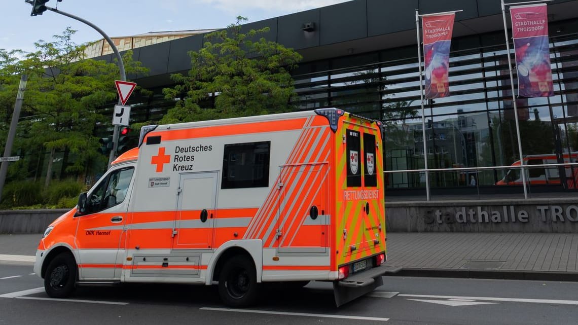 Rettungswagen vor der Troisdorfer Stadthalle: Ein Sanitäter der Feuerwehr schwebte nach dem Angriff zeitweise in Lebensgefahr.
