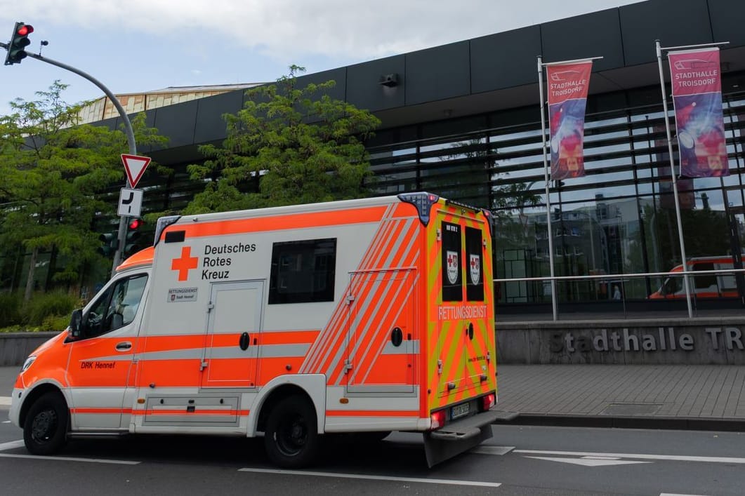 Rettungswagen vor der Troisdorfer Stadthalle: Ein Sanitäter der Feuerwehr schwebte nach dem Angriff zeitweise in Lebensgefahr.
