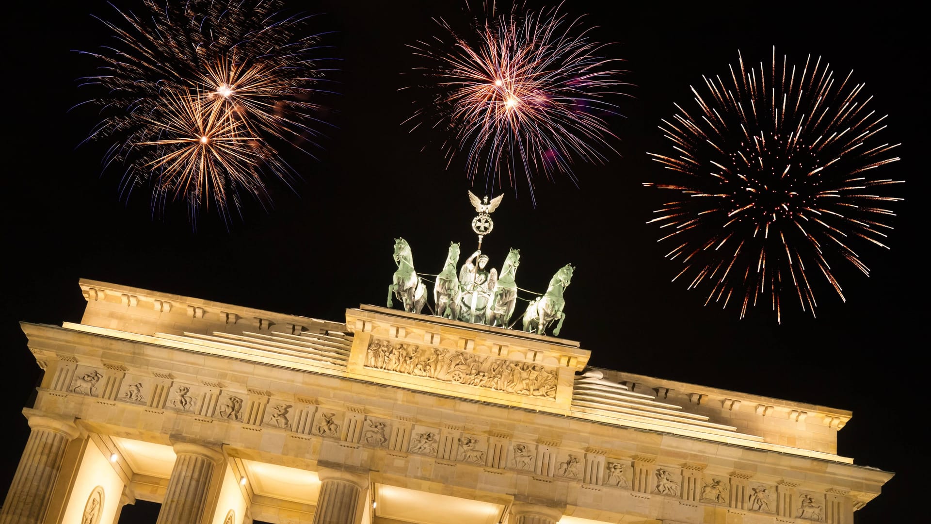 Feuerwerk über dem Brandenburger Tor (Archivbild): Ab diesem Jahr streicht die CDU-geführte Regierung die Zuschüsse zur Silvesterfeier. Feuerwerk über dem Brandenburger Tor (Archivbild): Ab diesem Jahr streicht die CDU-geführte Regierung die Zuschüsse zur Silvesterfeier.