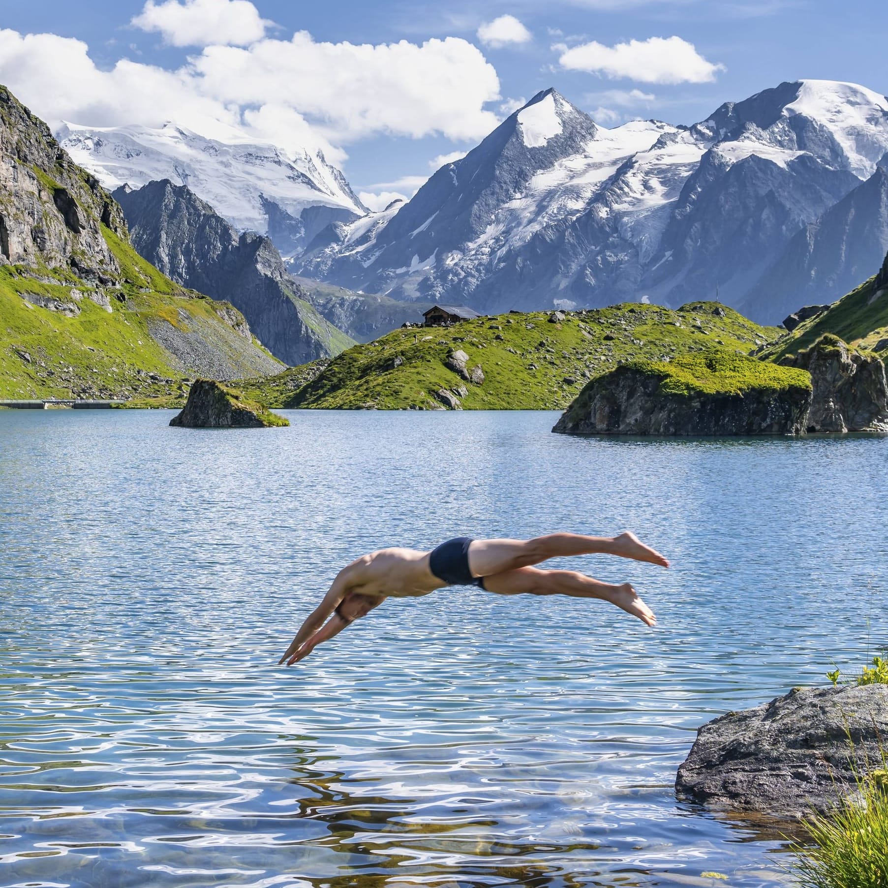 Kopfsprung in einen See: Die DLRG appelliert, vor dem Kopfsprung unbedingt die Wassertiefe zu überprüfen.