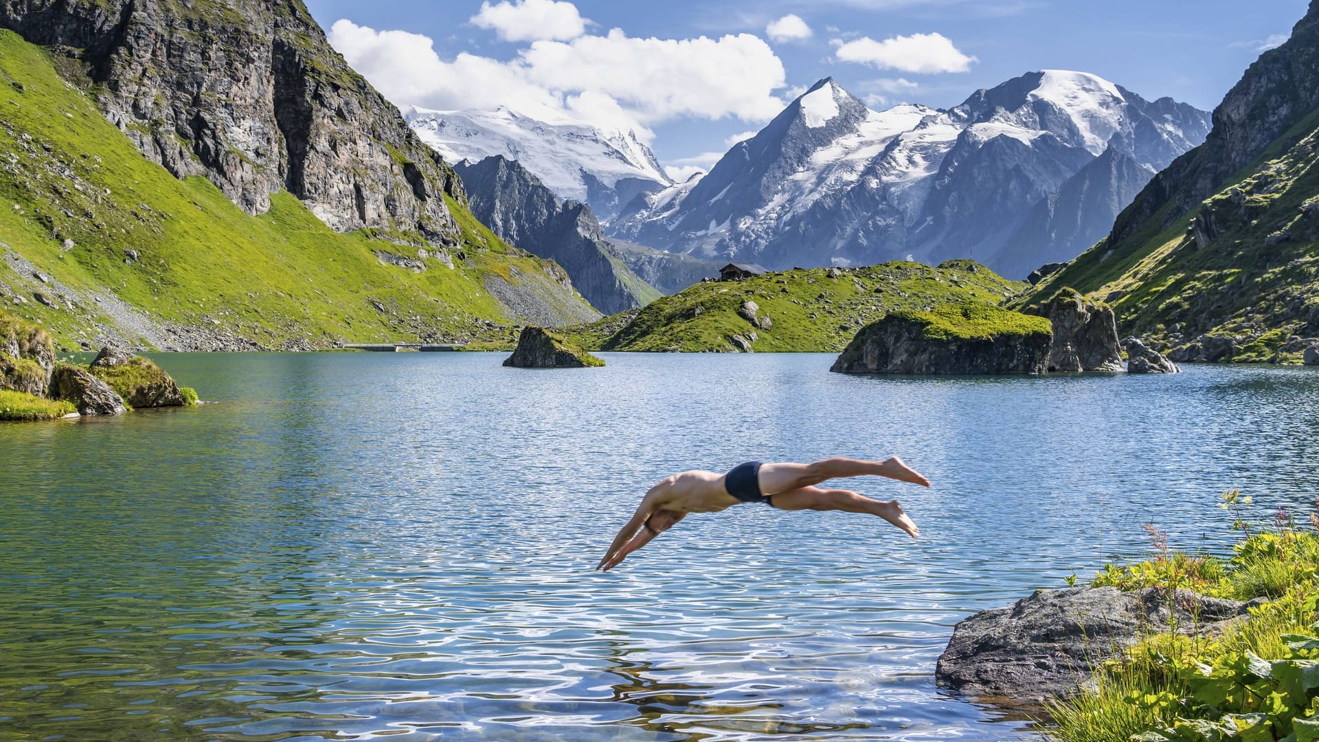 Kopfsprung in einen See: Die DLRG appelliert, vor dem Kopfsprung unbedingt die Wassertiefe zu überprüfen.