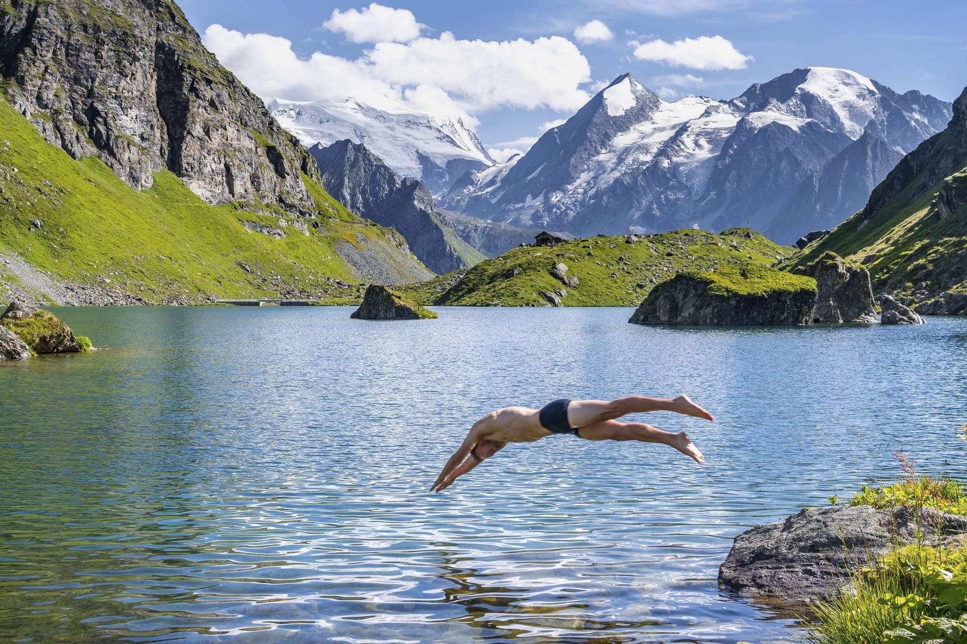 Kopfsprung in einen See: Die DLRG appelliert, vor dem Kopfsprung unbedingt die Wassertiefe zu überprüfen.