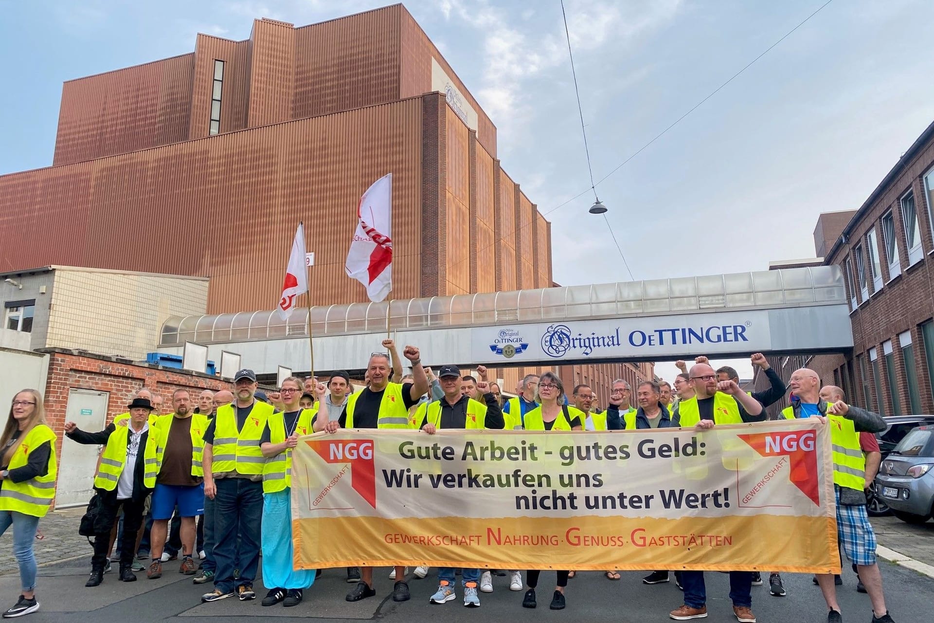 Arbeitskampf bei der Oettinger Brauerei: In Braunschweig streikt die Belegschaft seit Dienstag ein zweites Mal. Arbeitskampf bei der Oettinger Brauerei: In Braunschweig streikt die Belegschaft seit Dienstag ein zweites Mal.
