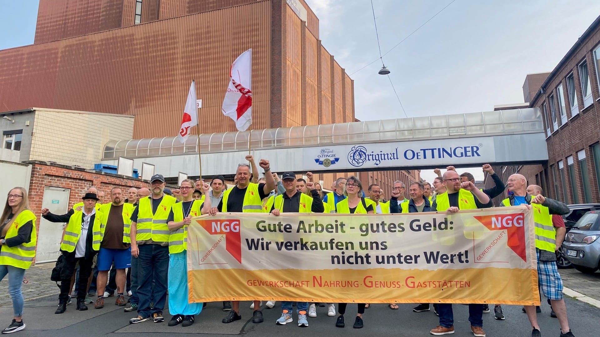 Arbeitskampf bei der Oettinger Brauerei: In Braunschweig streikt die Belegschaft seit Dienstag ein zweites Mal. Arbeitskampf bei der Oettinger Brauerei: In Braunschweig streikt die Belegschaft seit Dienstag ein zweites Mal.