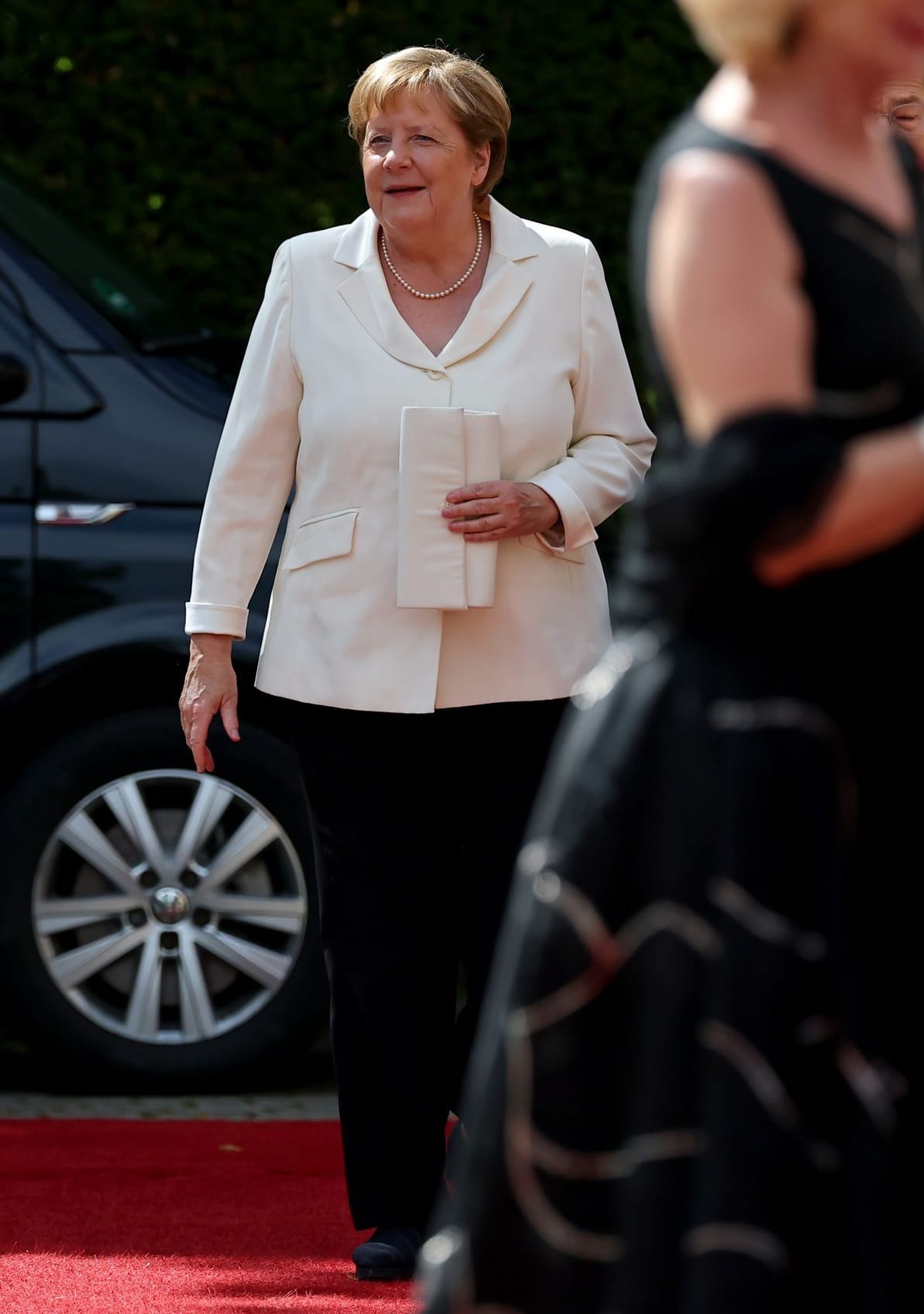 Angela Merkel erschien in einem farblich abgestimmten Outfit.