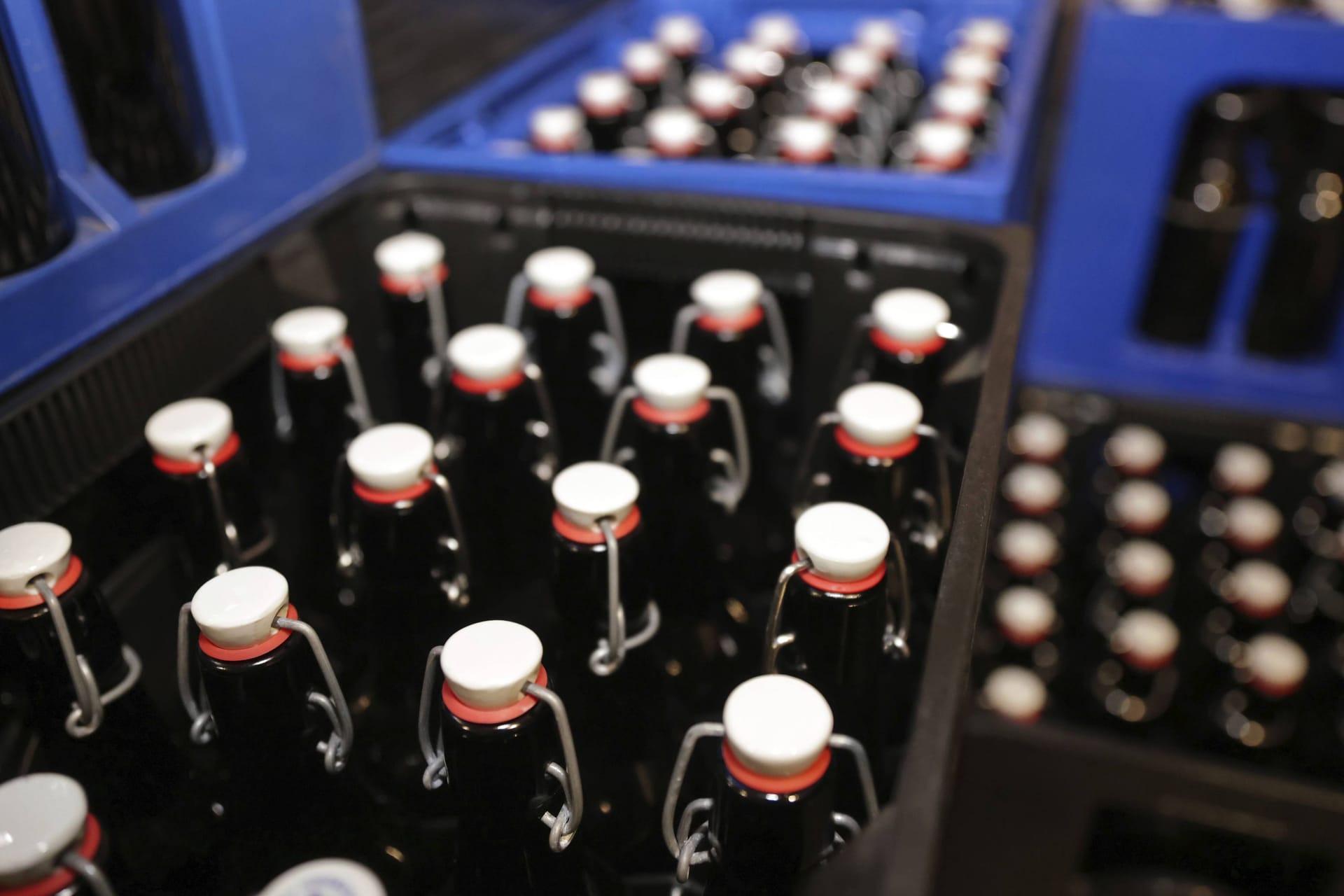 Als ein Feuer ausbricht, greift ein Mann zu seinen Biervorräten (Symbolbild): Am Ende brachte er den Brand unter Kontrolle.