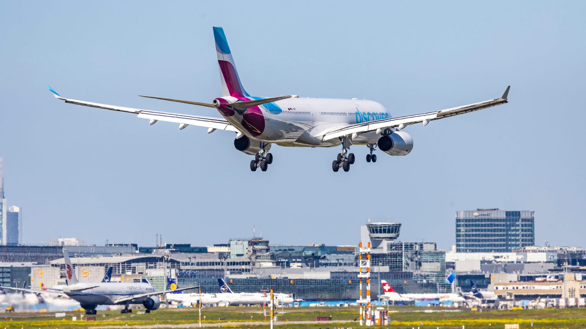 Ein Flugzeug am Frankfurter Flughafen (Archivbild): Ein Flugzeug am Frankfurter Flughafen (Archivbild):