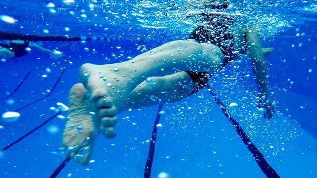 Person schwimmt (Symbolbild): Aufgrund von Personalmangel wird das Freibad Hangeweiher priorisiert.
