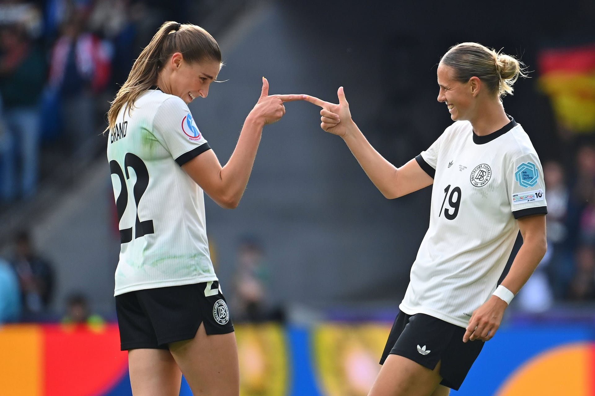 Jule Brand (l.) und Klara Bühl: Die beiden Flügelspielerinnen sind im deutschen Team unersetzlich.