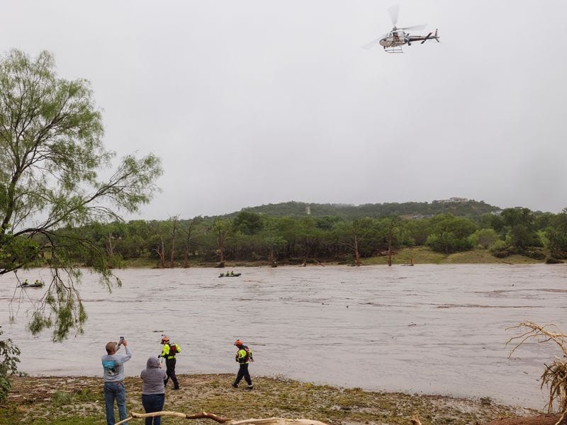 Ein Hubschrauber des texanischen Katastrophenschutzes über dem Guadalupe River.