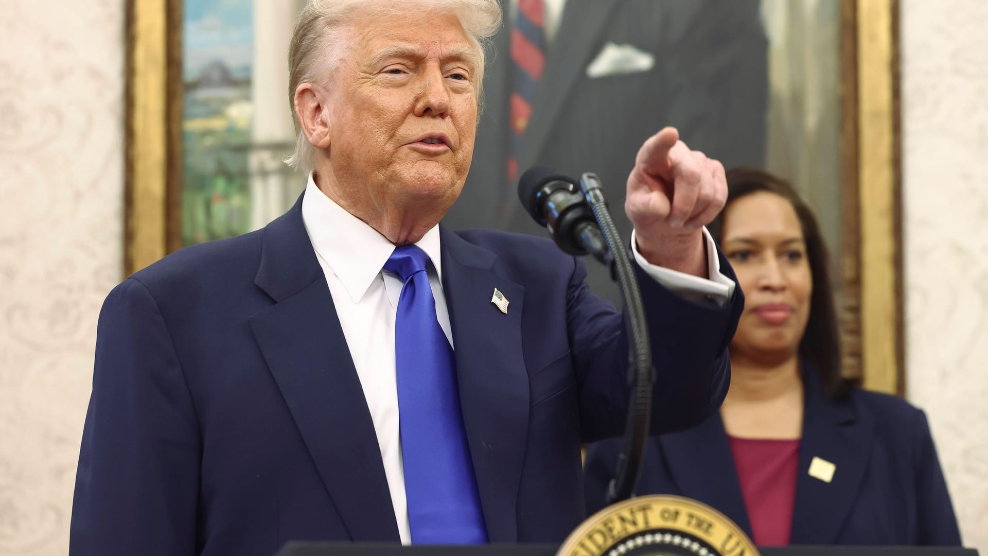 Trump im Oval Office bei der Vorstellung des Plans für den NFL-Draft 2027.