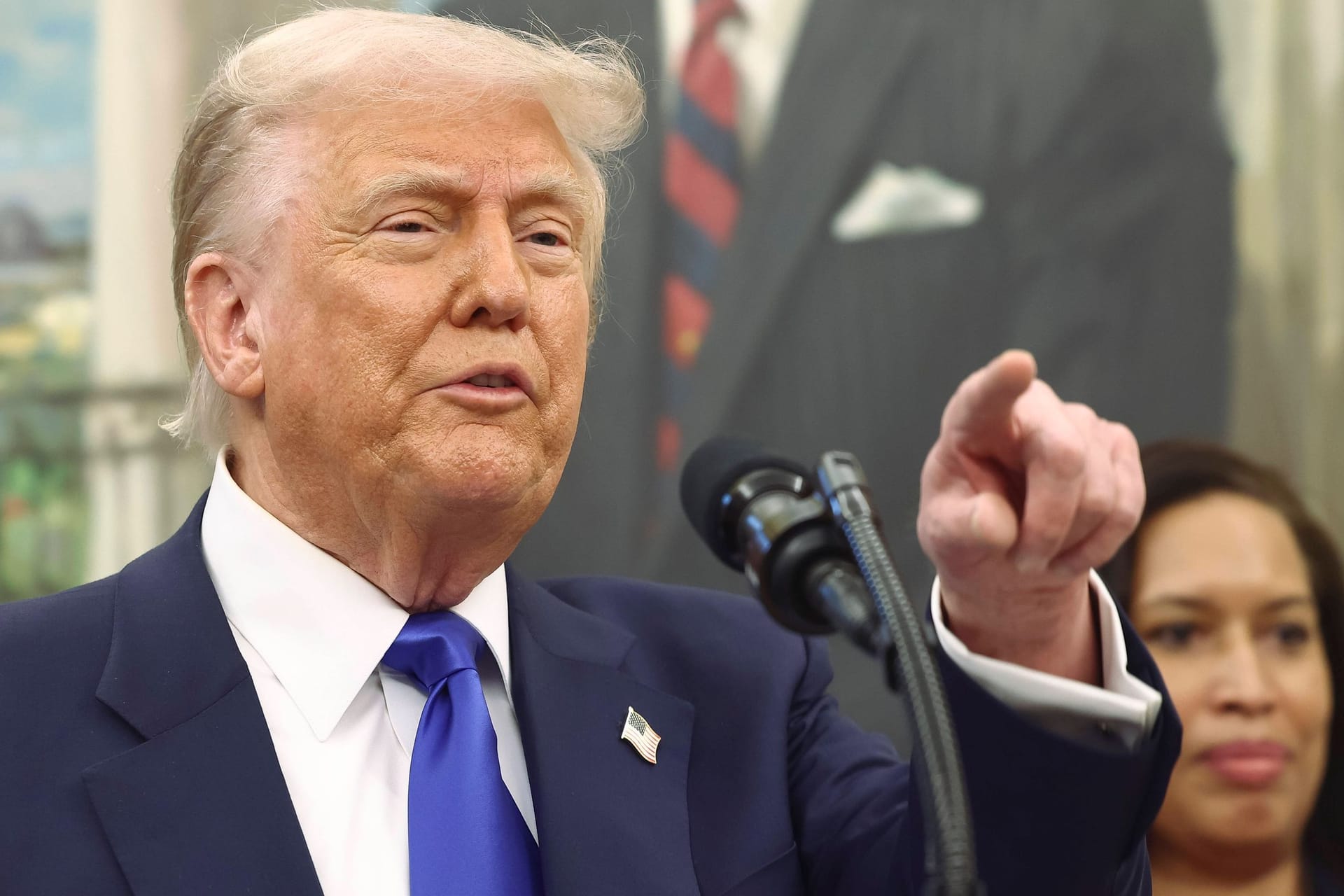 Trump im Oval Office bei der Vorstellung des Plans für den NFL-Draft 2027.
