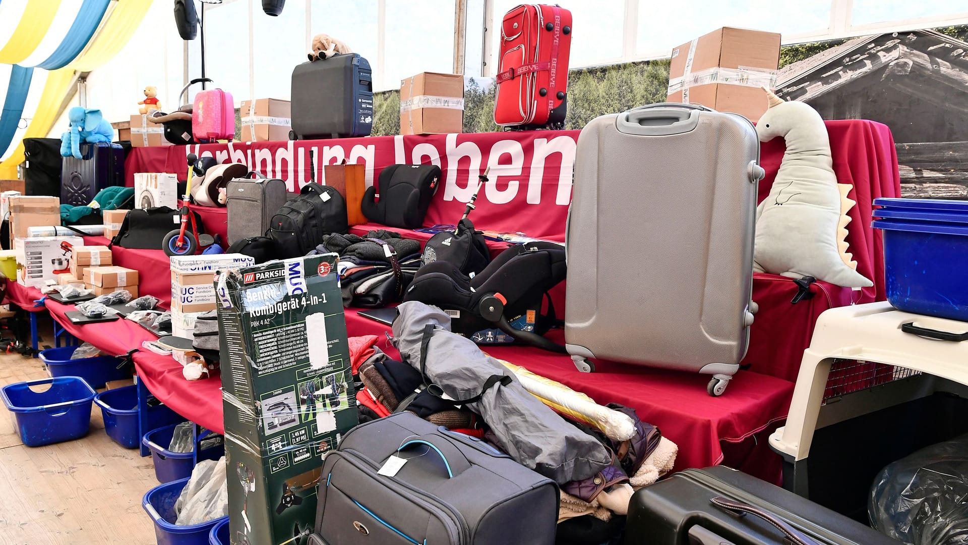 Was steckt wohl in dem Reisegepäck? Die Versteigerung der Überraschungskoffer erfreut sich seit jeher großer Beliebtheit.