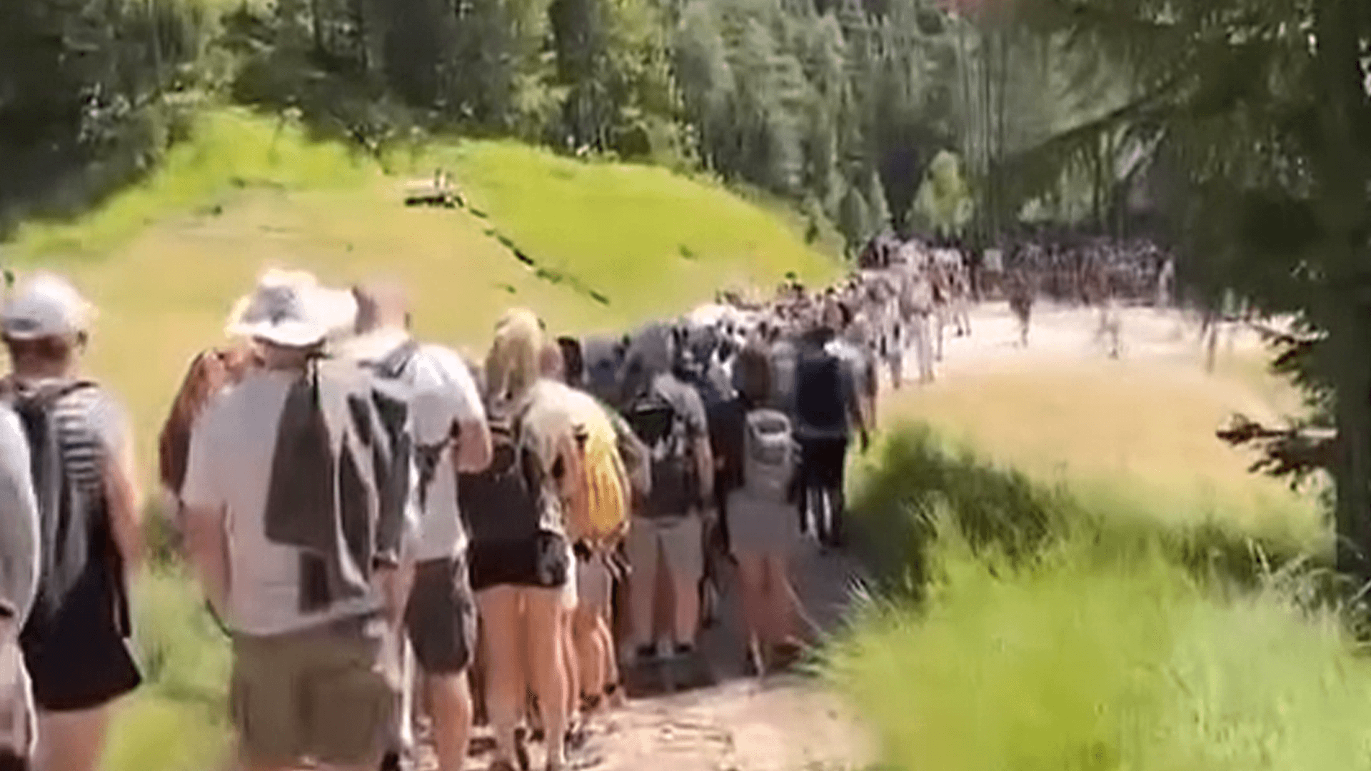 Hunderte Menschen stehen in der Juli-Hitze vor der Seilbahn zur Seceda
