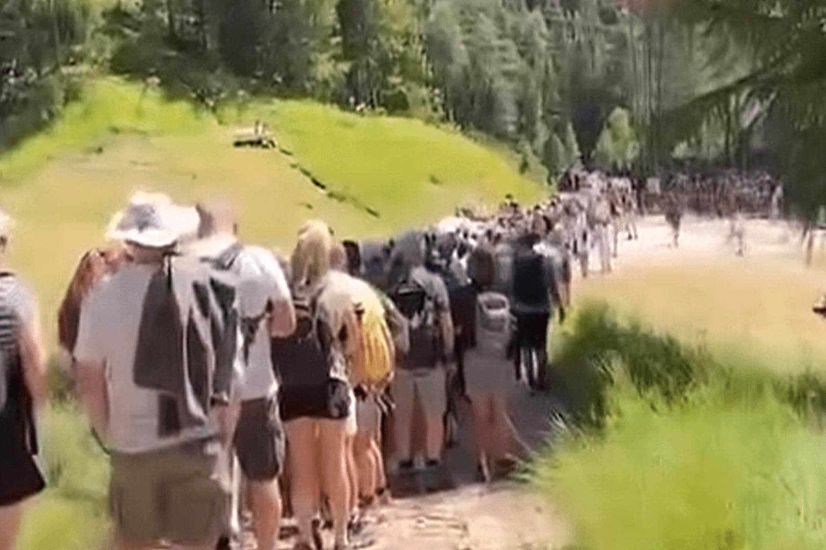 Hunderte Menschen stehen in der Juli-Hitze vor der Seilbahn zur Seceda