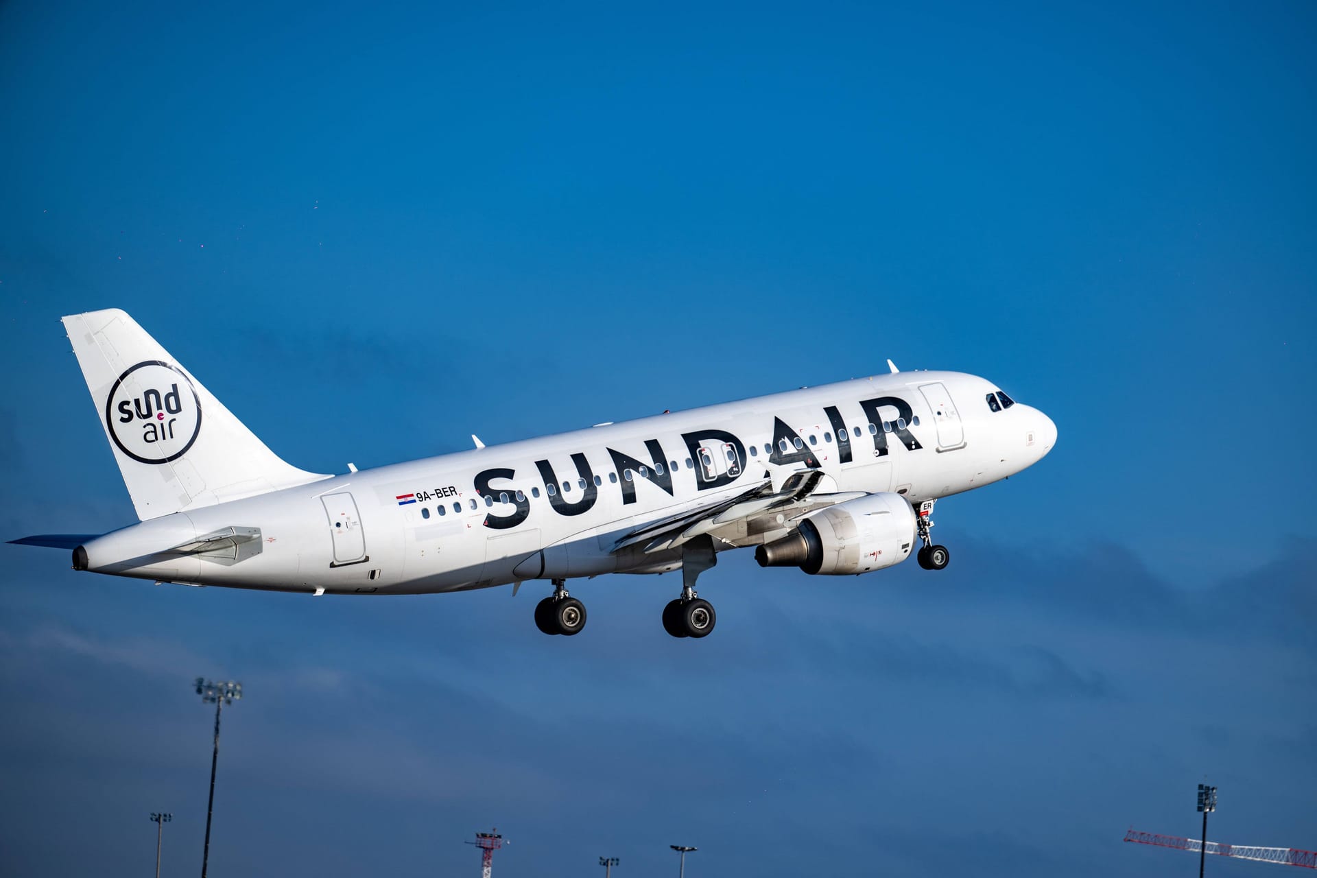 Ein Airbus der Fluggesellschaft Sundair (Archivbild): Ein Flug nach Mallorca nahm ein plötzliches Ende.