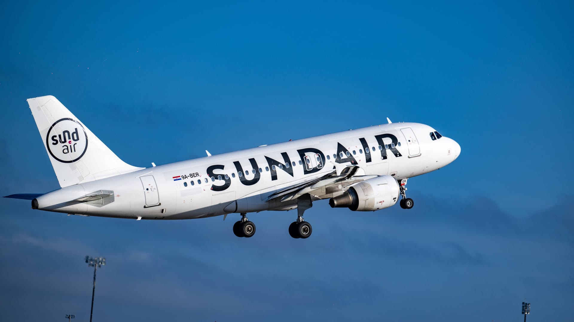 Ein Airbus der Fluggesellschaft Sundair (Archivbild): Ein Flug nach Mallorca nahm ein plötzliches Ende.