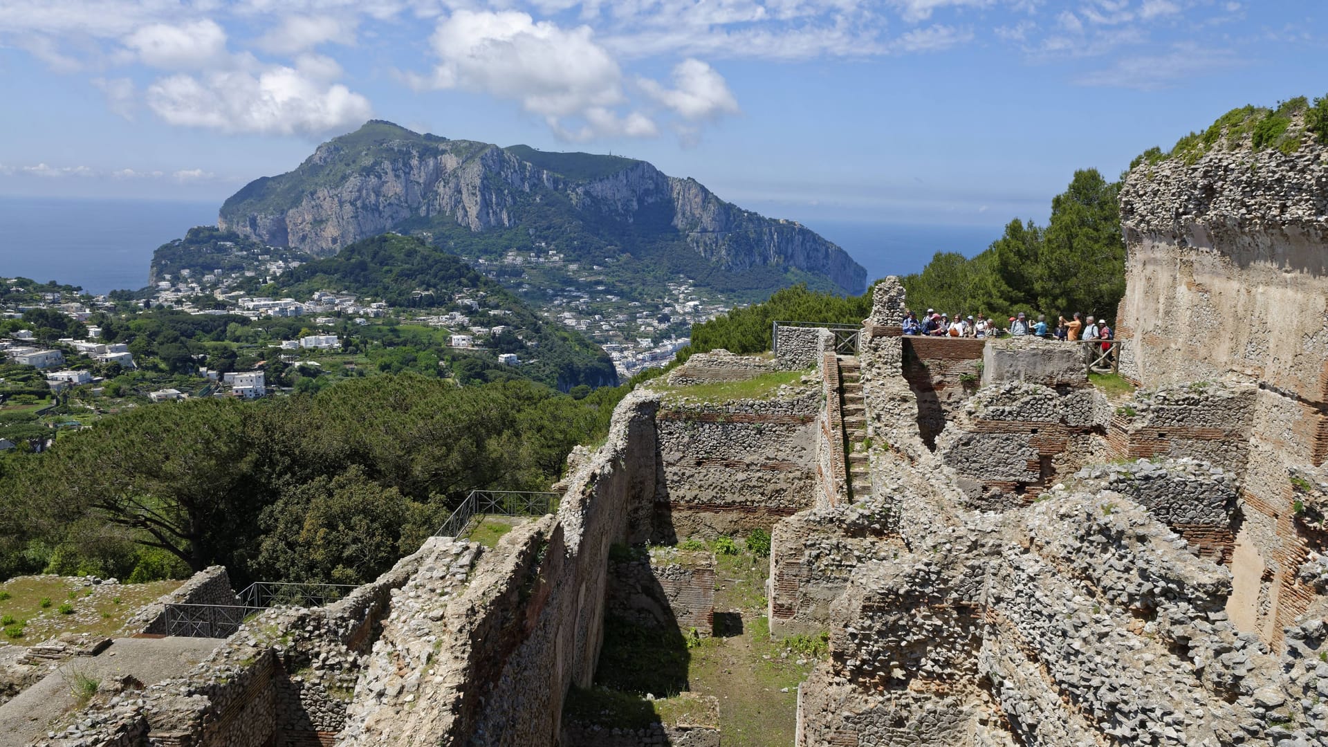 Ruinen der Villa Jovis auf Capri: Der römische Kaiser Tiberius lebte hier im Exil und führte ein ausschweifendes Leben. Ruinen der Villa Jovis auf Capri: Der römische Kaiser Tiberius lebte hier im Exil und führte ein ausschweifendes Leben.
