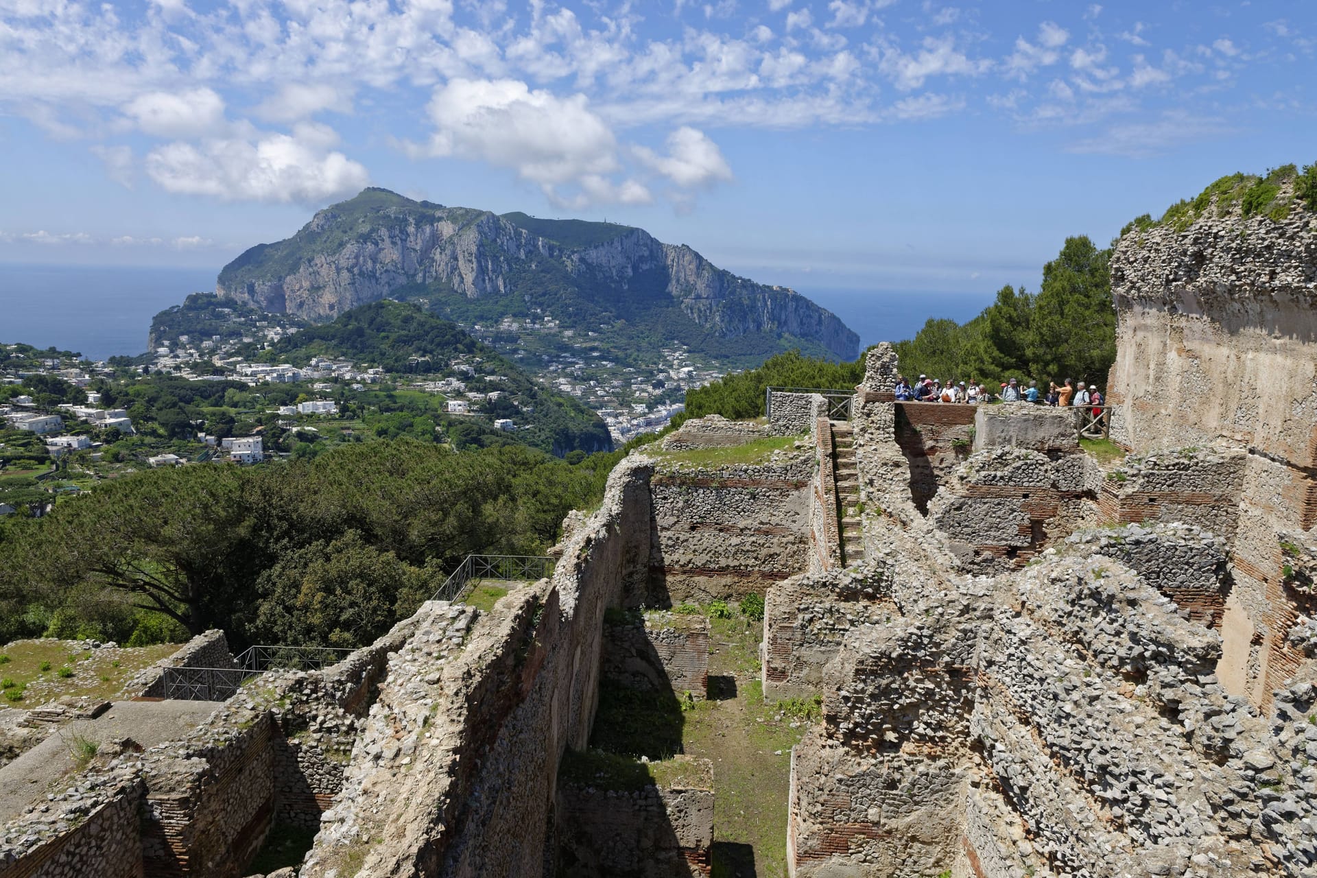 Ruinen der Villa Jovis auf Capri: Der römische Kaiser Tiberius lebte hier im Exil und führte ein ausschweifendes Leben.