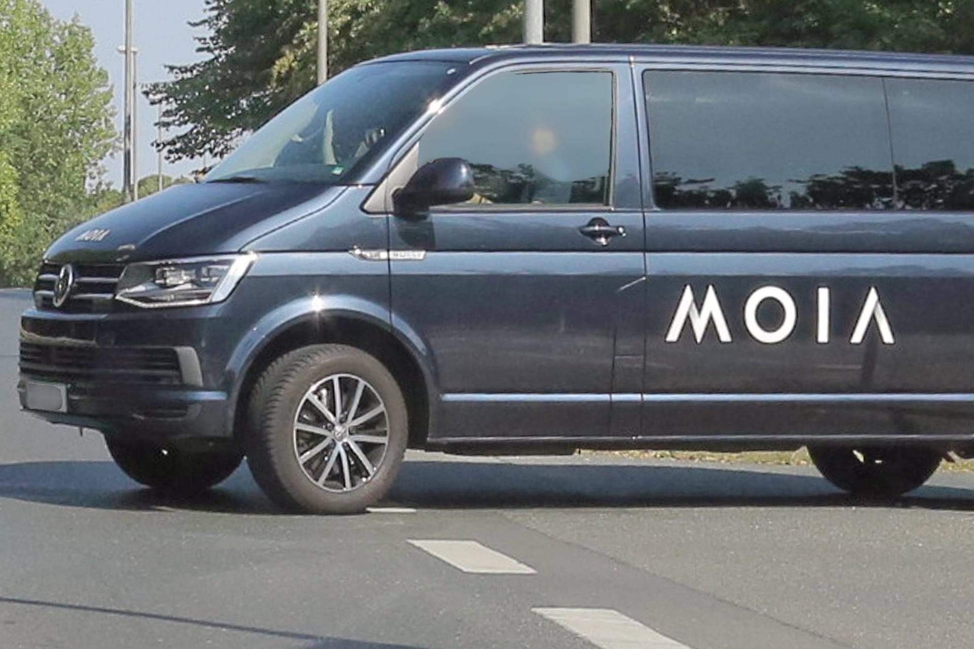 Ein Moia-Taxi in Hannover (Archivbild): Der Sammeltaxi-Anbieter, der zu VW gehört, zieht sich sofort aus der Landeshauptstadt zurück.