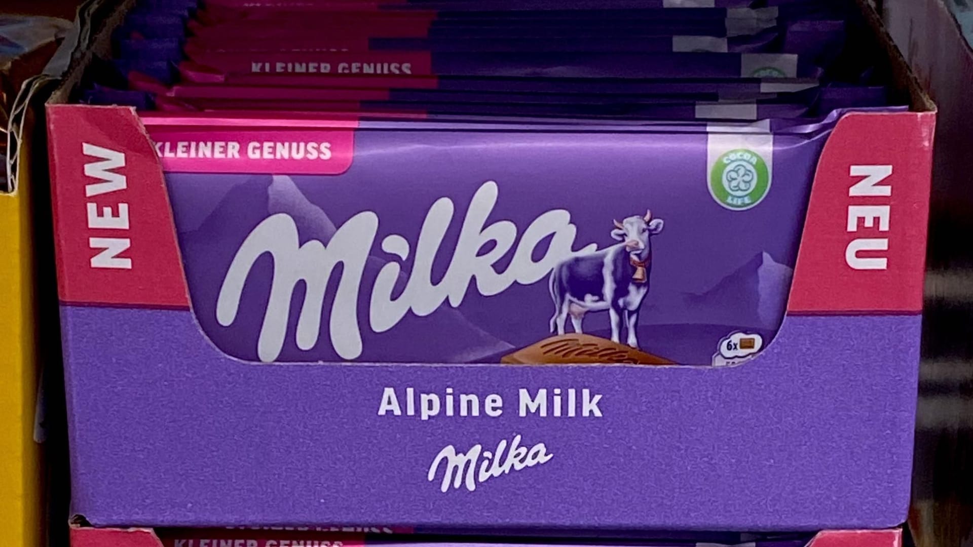So sieht sie aus: Die Mini-Milka mit 45 Gramm Füllgewicht liegt in einem Regal an der Kasse.