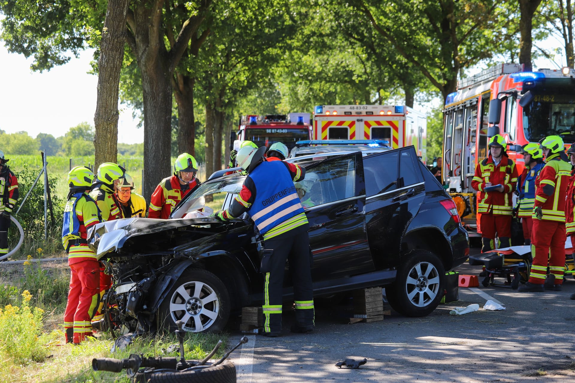 Das zerstörte Fahrzeug auf der K81 nach der Kollision mit Bäumen: Bei einem schweren Verkehrsunfall stirbt die Ehefrau des 83-jährigen Fahrers.