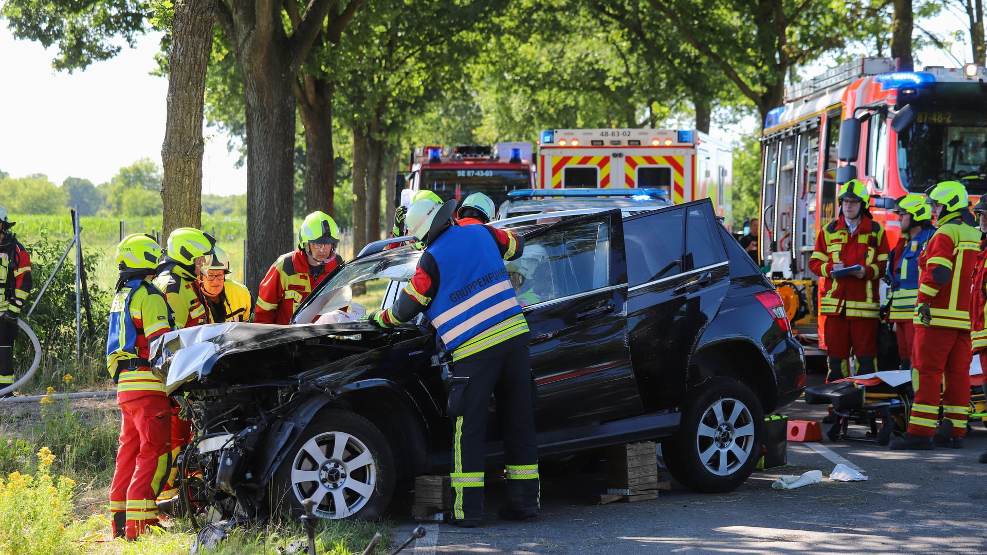 Das zerstörte Fahrzeug auf der K81 nach der Kollision mit Bäumen: Bei einem schweren Verkehrsunfall stirbt die Ehefrau des 83-jährigen Fahrers.