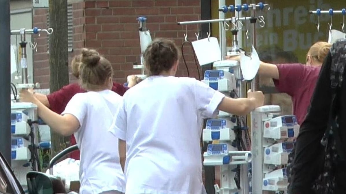 Am Donnerstag müssen große Teile der Uniklinik evakuiert werden: Schon Tage vorher werden weitreichende Vorbereitungen getroffen. Am Donnerstag müssen große Teile der Uniklinik evakuiert werden: Schon Tage vorher werden weitreichende Vorbereitungen getroffen.