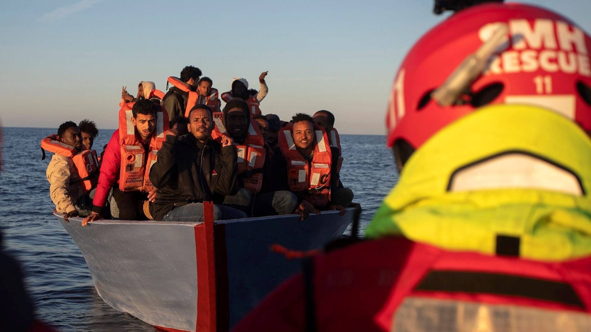 Flüchtlinge auf dem Mittelmeer (Symbolbild): Viele europäische Politiker wollen die Asylgesetze verschärfen und illegale Einwanderung reduzieren. Das sei häufig Heuchelei, sagt der Forscher Hein de Haas. Flüchtlinge auf dem Mittelmeer (Symbolbild): Viele europäische Politiker wollen die Asylgesetze verschärfen und illegale Einwanderung reduzieren. Das sei häufig Heuchelei, sagt der Forscher Hein de Haas.