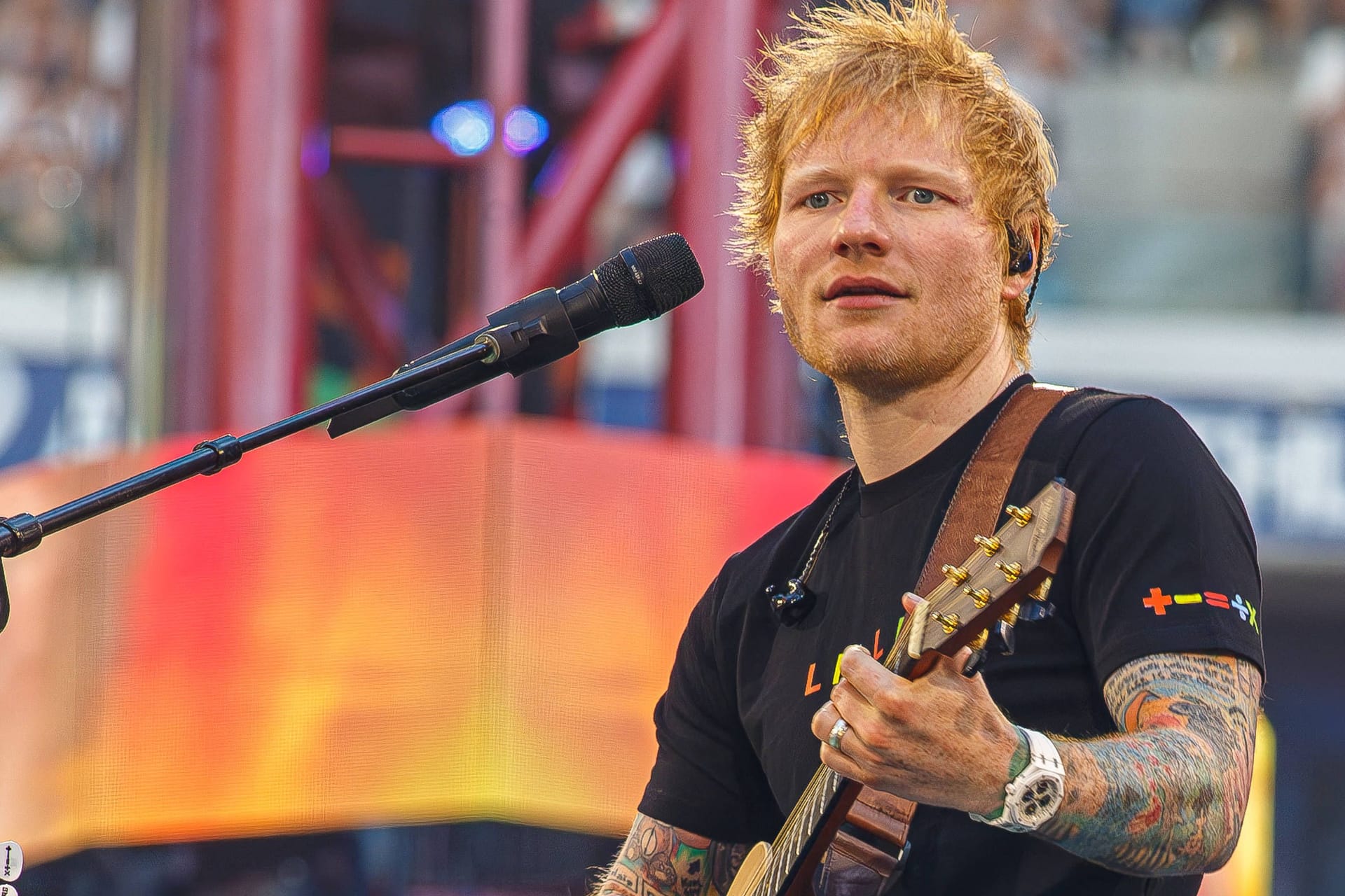 Ed Sheeran bei einem Konzert seiner "Mathematics"-Tour (Archivbild): Für seinen zweiten Hamburg-Auftritt organisierte sich der Brite einen überraschenden Gastsänger. Ed Sheeran bei einem Konzert seiner "Mathematics"-Tour (Archivbild): Für seinen zweiten Hamburg-Auftritt organisierte sich der Brite einen überraschenden Gastsänger.