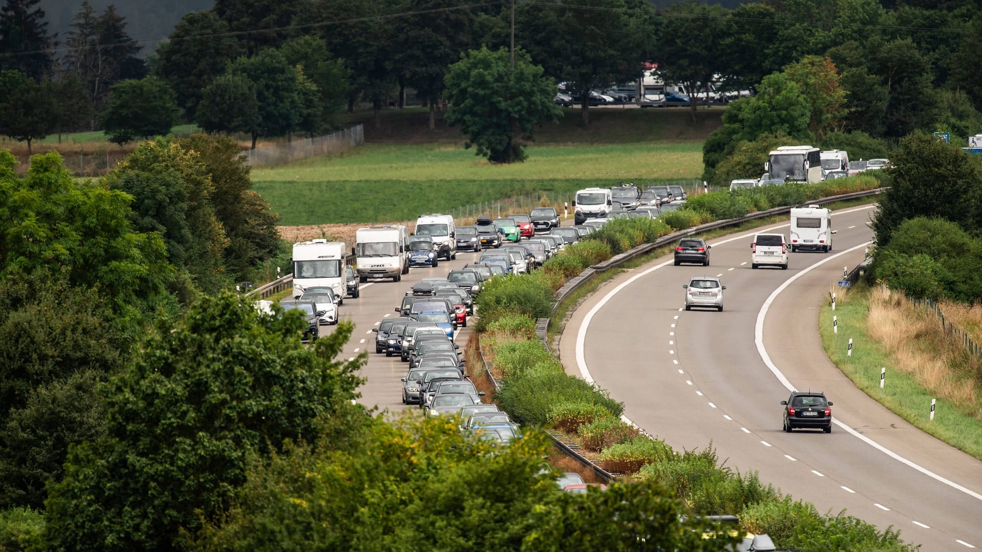 Zahlreiche Fahrzeuge stauen sich auf der Autobahn 81 (Symbolbild): Ein umgekippter Fleisch-Laster löst Chaos aus.