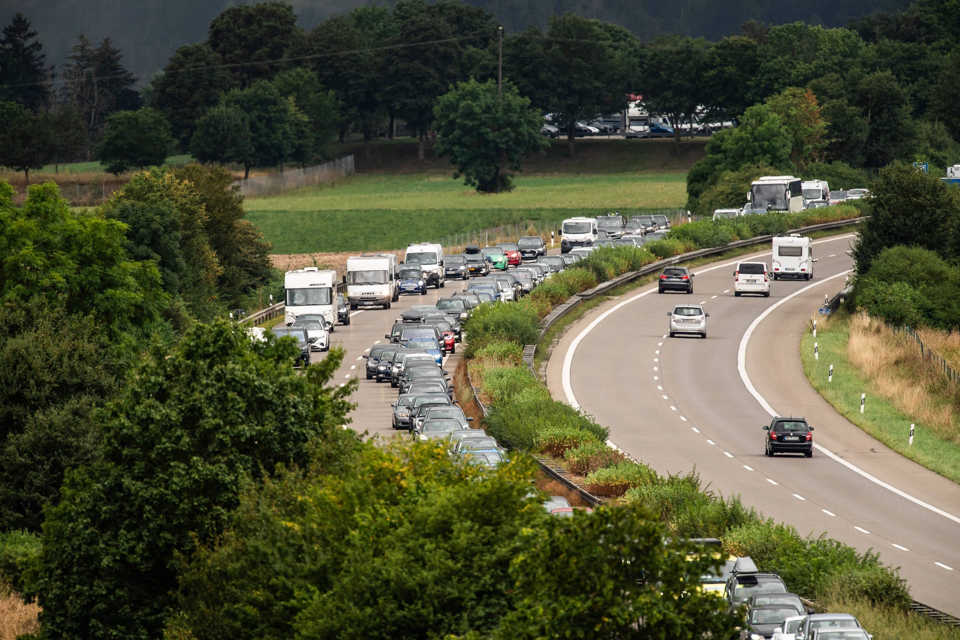 Zahlreiche Fahrzeuge stauen sich auf der Autobahn 81 (Symbolbild): Ein umgekippter Fleisch-Laster löst Chaos aus.