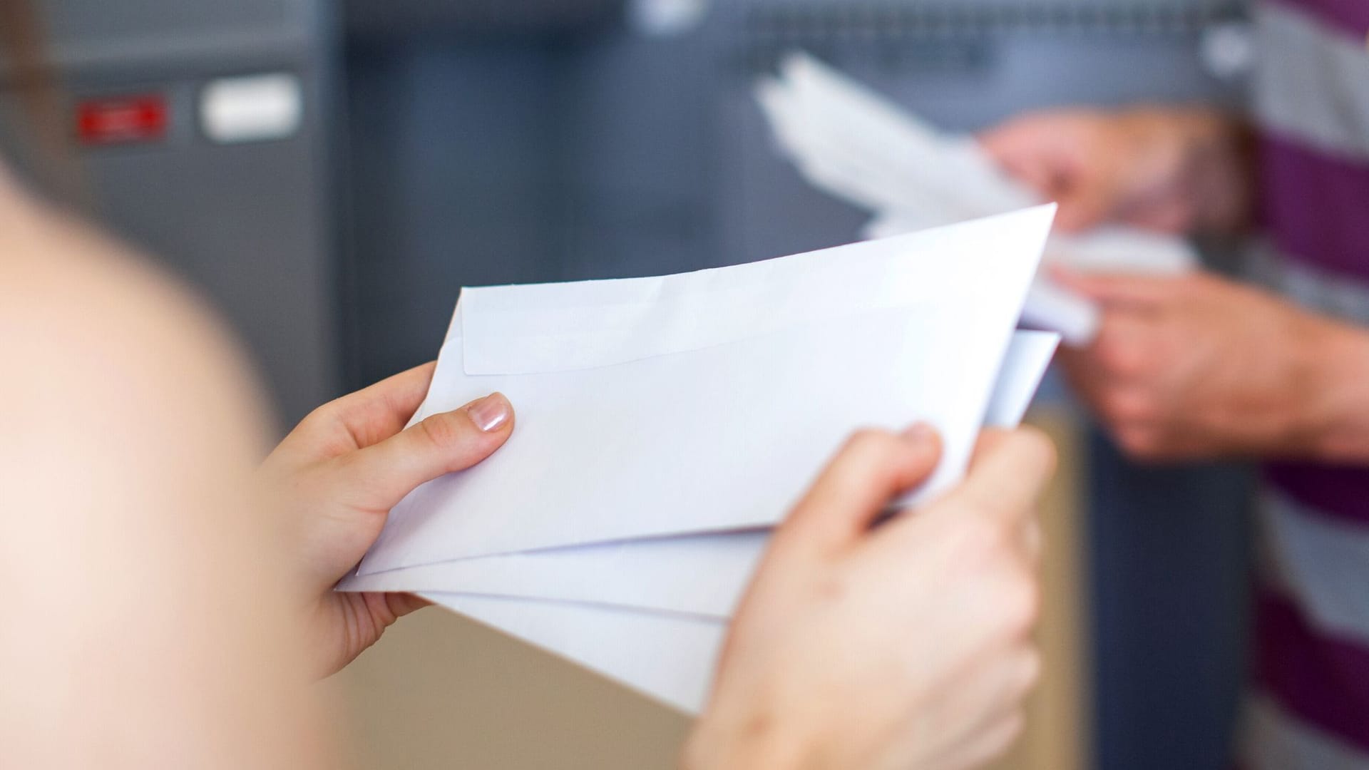 Ein Paar steht am Briefkasten Ein Paar steht am Briefkasten