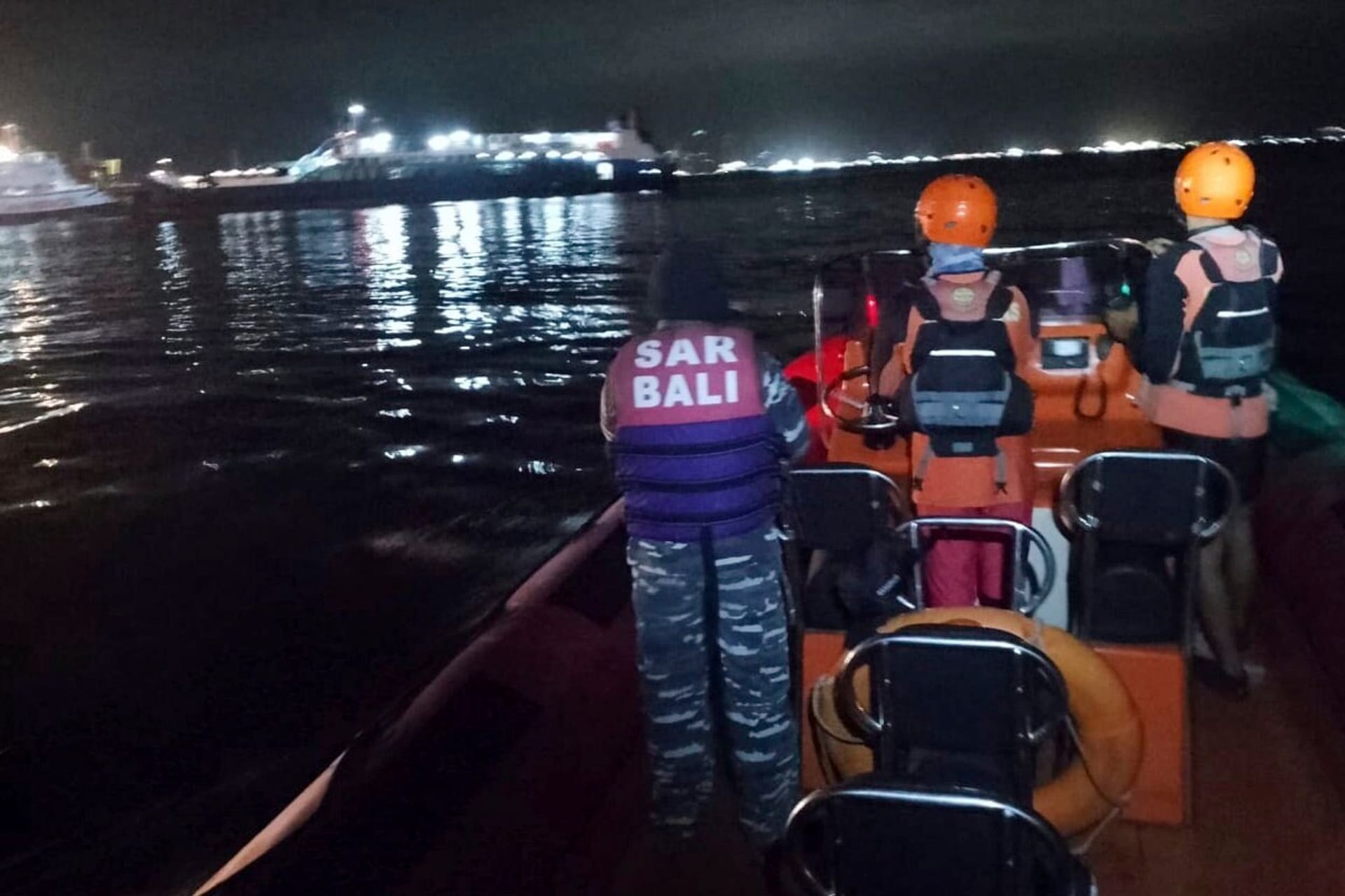 Retter suchen nach Überlebenden eines Fährunglücks auf Bali.