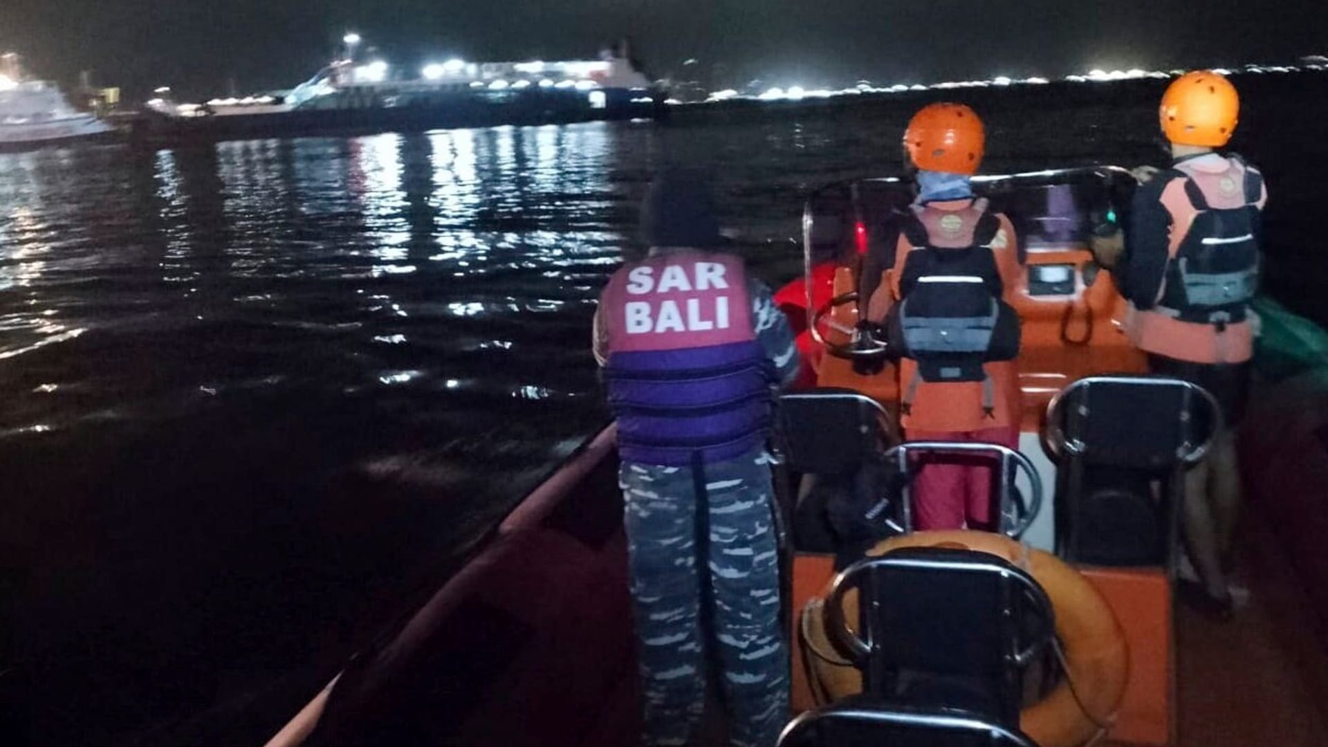 Retter suchen nach Überlebenden eines Fährunglücks auf Bali.