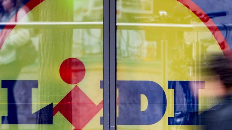Eine Passantin geht am Eingang einer Lidl-Filiale vorbei (symbolbild): Die Verbraucherzentrale Hamburg hat Lidl verklagt.