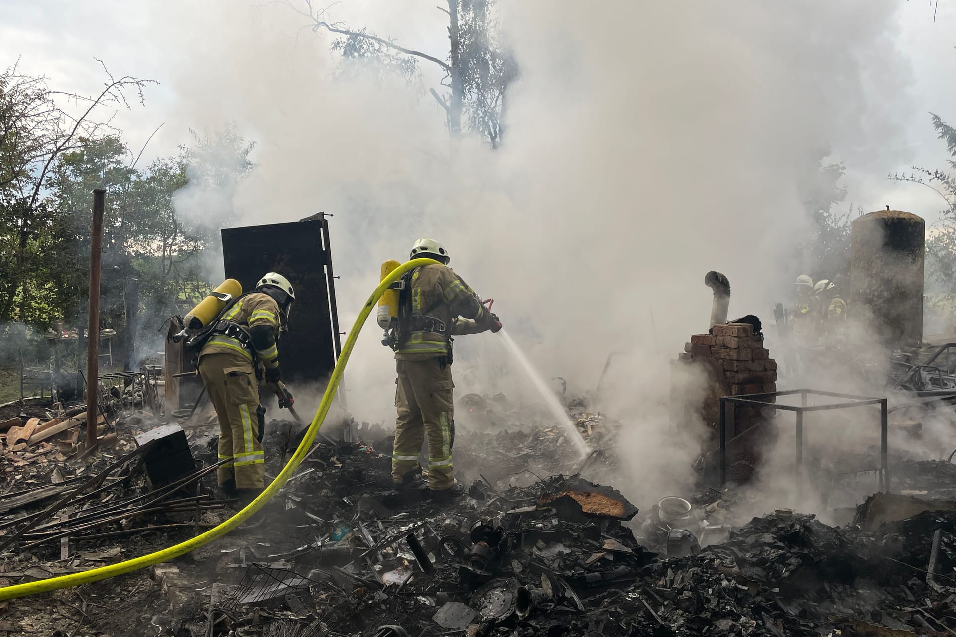 Feuerwehr Lehrte im Einsatz: In einer Laube brannte es.