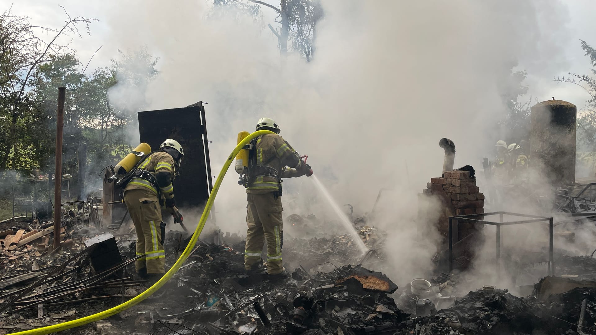 Feuerwehr Lehrte im Einsatz: In einer Laube brannte es.