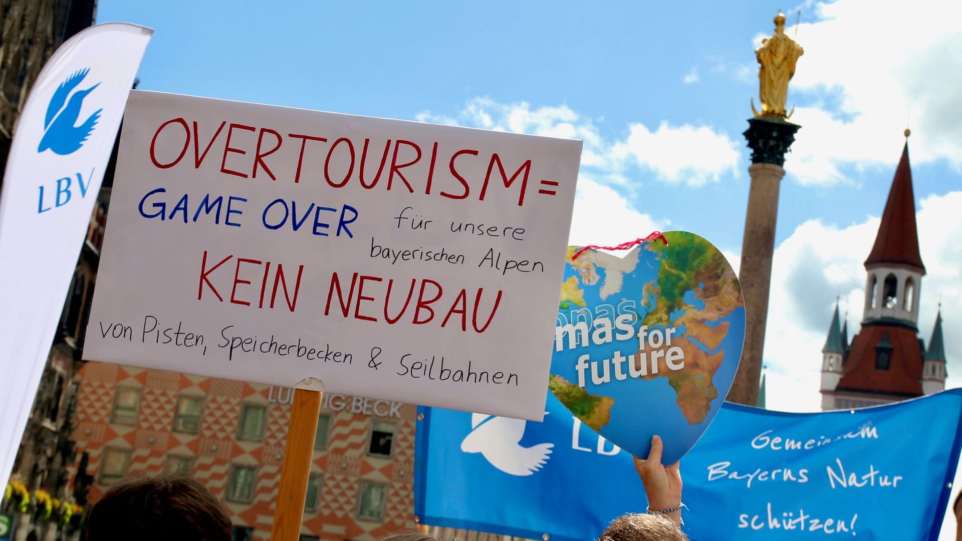 "Game over für unsere bayerischen Alpen" steht auf einem Plakat: Gegner eines geplanten Gesetzes zum Bürokratieabbau sammeln sich auf dem Marienplatz. "Game over für unsere bayerischen Alpen" steht auf einem Plakat: Gegner eines geplanten Gesetzes zum Bürokratieabbau sammeln sich auf dem Marienplatz.