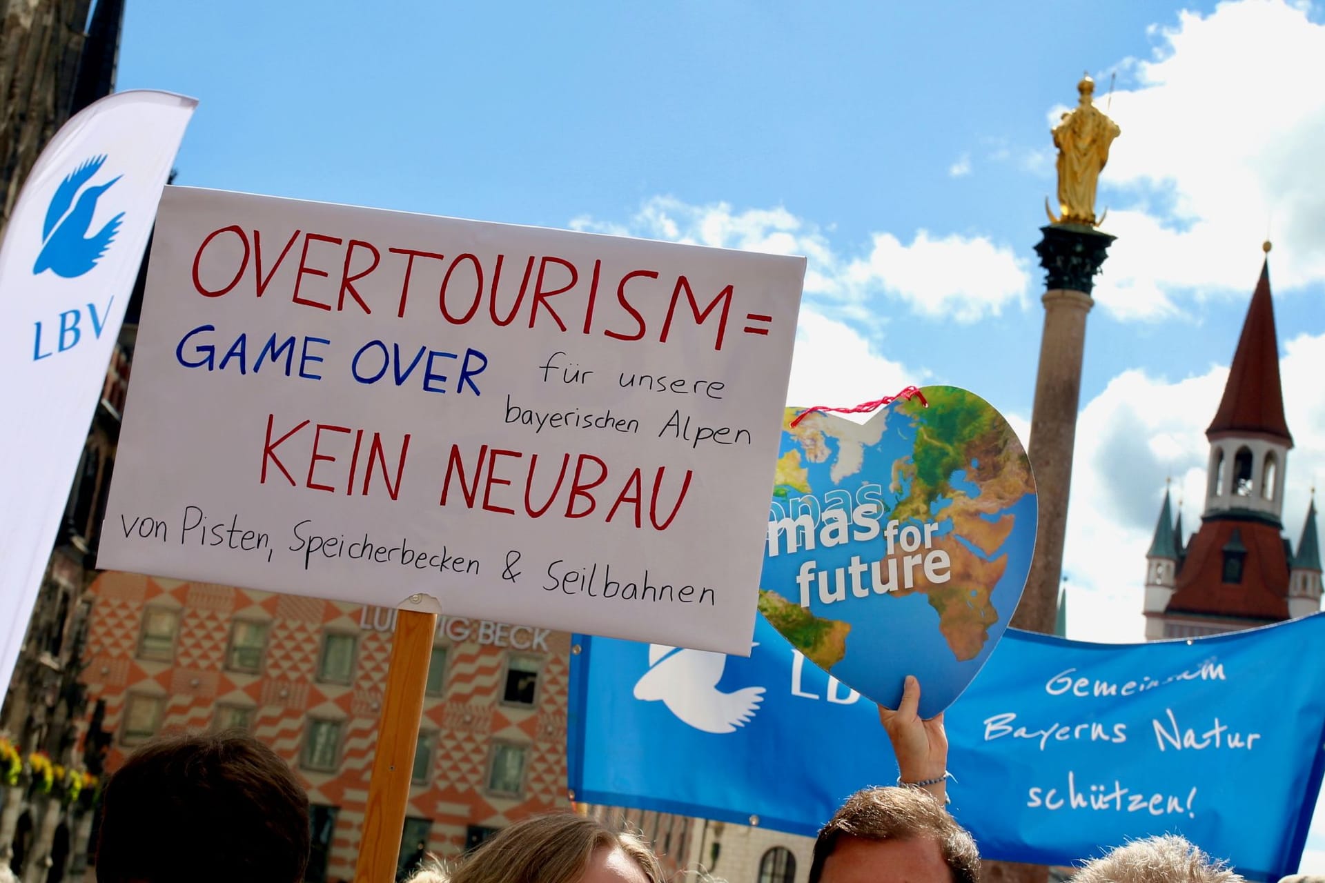 "Game over für unsere bayerischen Alpen" steht auf einem Plakat: Gegner eines geplanten Gesetzes zum Bürokratieabbau sammeln sich auf dem Marienplatz. "Game over für unsere bayerischen Alpen" steht auf einem Plakat: Gegner eines geplanten Gesetzes zum Bürokratieabbau sammeln sich auf dem Marienplatz.