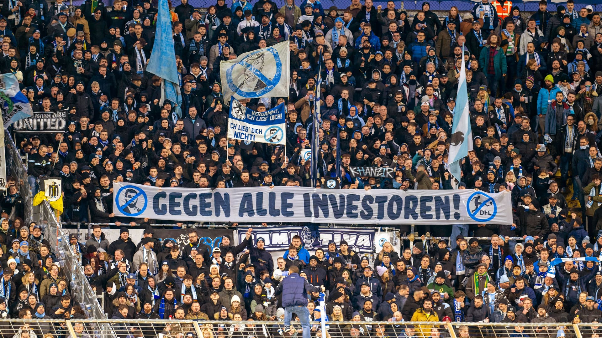 Ein Transparent in der Westkurve des Grünwalder Stadions (Archivbild): Die Fans von 1860 haben zum Einstieg von Investoren im Fußball eine klare Meinung.